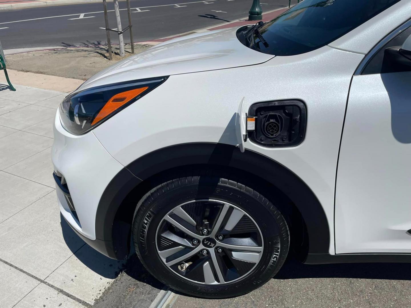 2021 WHITE /BLACK Kia Niro Plug In Hybrid (KNDCM3LD1M5) , located at 744 E Miner Ave, Stockton, CA, 95202, (209) 944-5770, 37.956863, -121.282082 - Photo#4